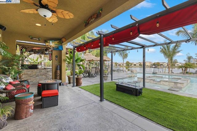 1050 Clear Lake Dr, Oakley, CA 94561