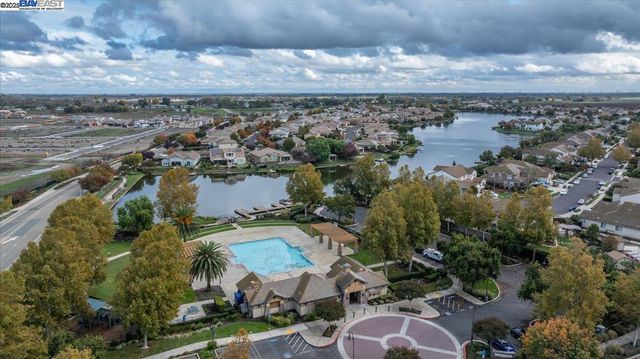 1050 Clear Lake Dr, Oakley, CA 94561