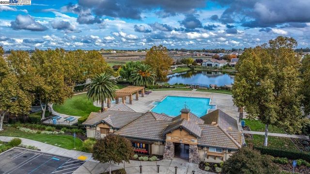 1050 Clear Lake Dr, Oakley, CA 94561