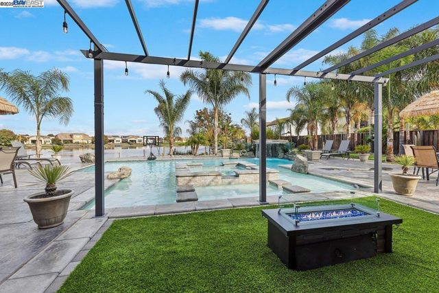 1050 Clear Lake Dr, Oakley, CA 94561