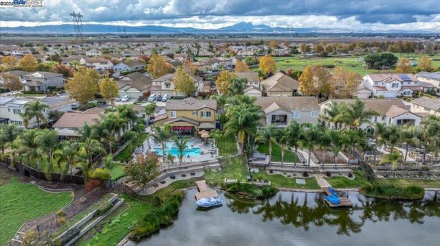 1050 Clear Lake Dr, Oakley, CA 94561
