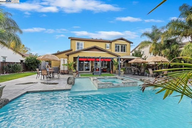 1050 Clear Lake Dr, Oakley, CA 94561