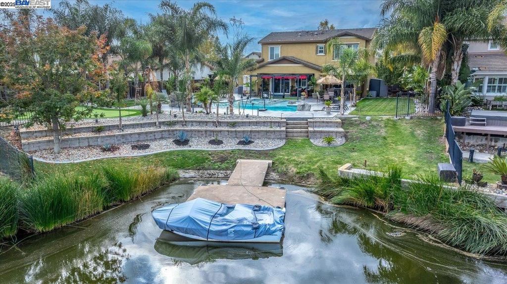 1050 Clear Lake Dr, Oakley, CA 94561