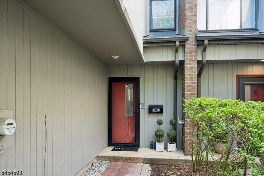 300 Pond Ct, Washington Twp., NJ 07676 — photo 4