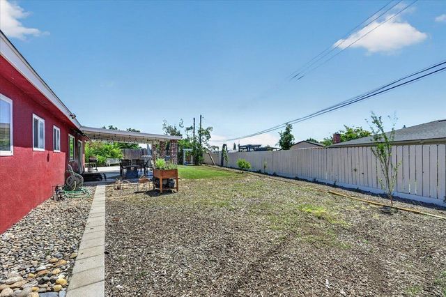 3097 W Sussex Way, Fresno, CA 93722