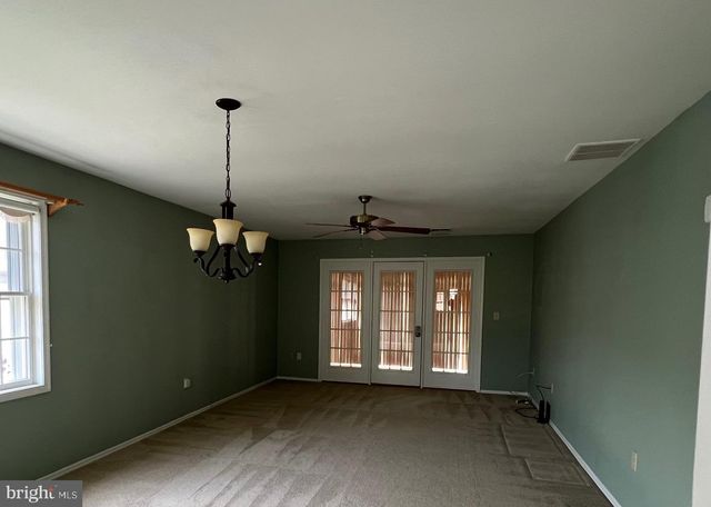 243 WAGON WHEEL LN, Columbus, NJ 08022