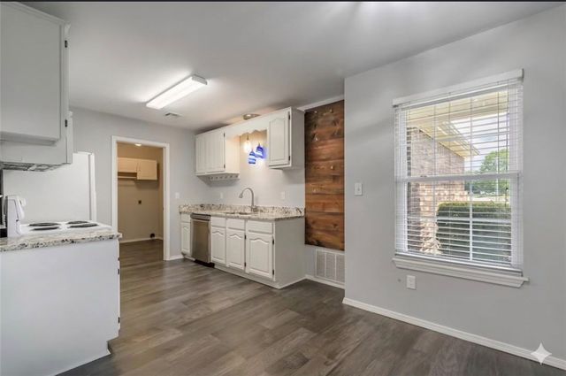 1415 S Camellia Lane, Fayetteville, AR 72704