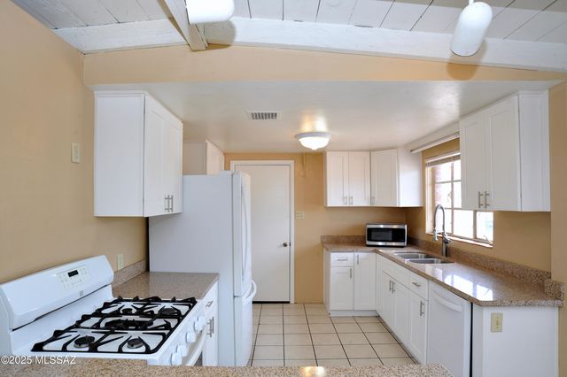 2520 E Helen Street, Tucson, AZ 85716