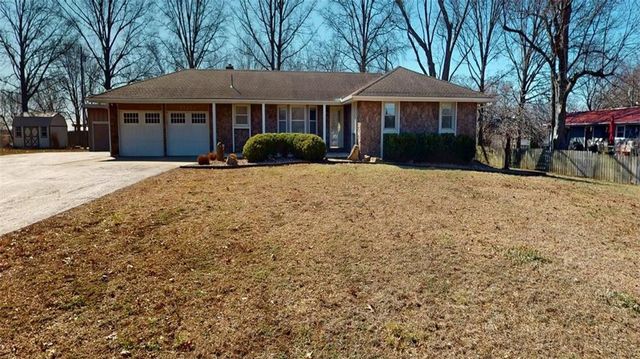 15293 Skyway Drive, Bonner Springs, KS 66012