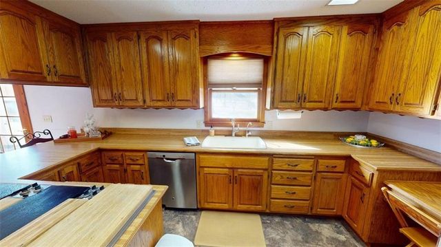 15293 Skyway Drive, Bonner Springs, KS 66012