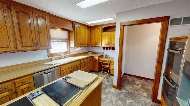 15293 Skyway Drive, Bonner Springs, KS 66012