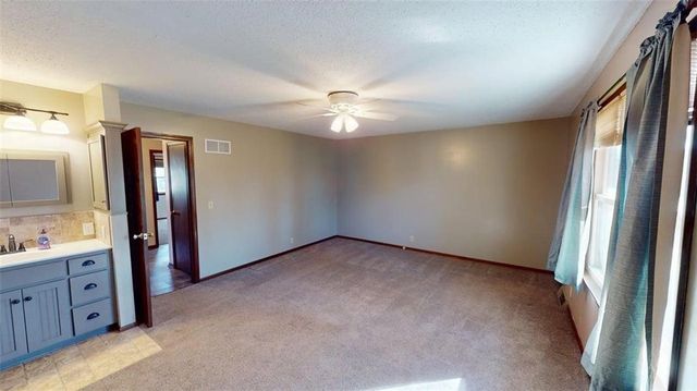 15293 Skyway Drive, Bonner Springs, KS 66012