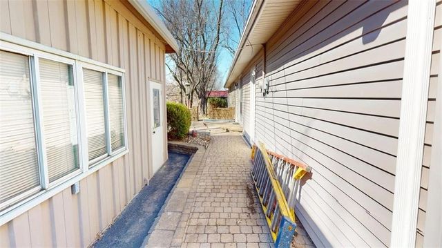 15293 Skyway Drive, Bonner Springs, KS 66012