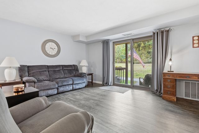 10 Village Ln 15, Tyngsborough, MA 01879