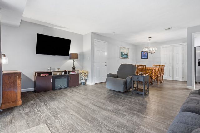 10 Village Ln 15, Tyngsborough, MA 01879