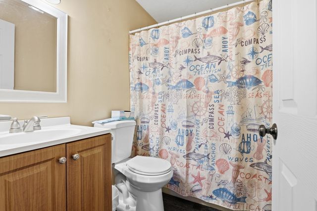 10 Village Ln 15, Tyngsborough, MA 01879
