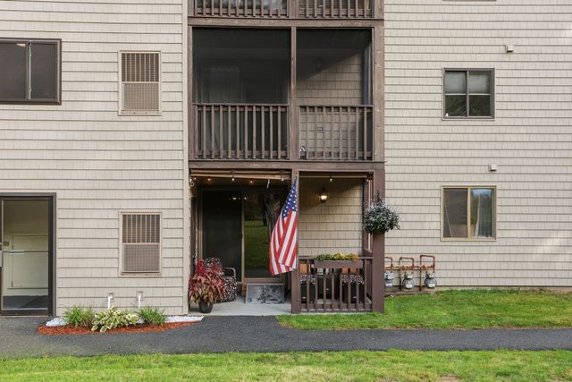 10 Village Ln 15, Tyngsborough, MA 01879