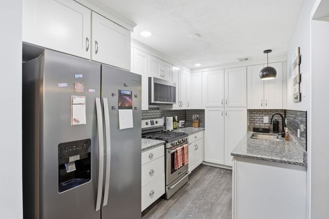 10 Village Ln 15, Tyngsborough, MA 01879