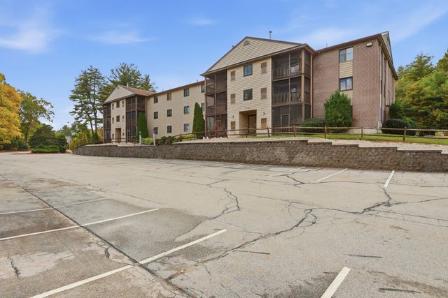 10 Village Ln 15, Tyngsborough, MA 01879