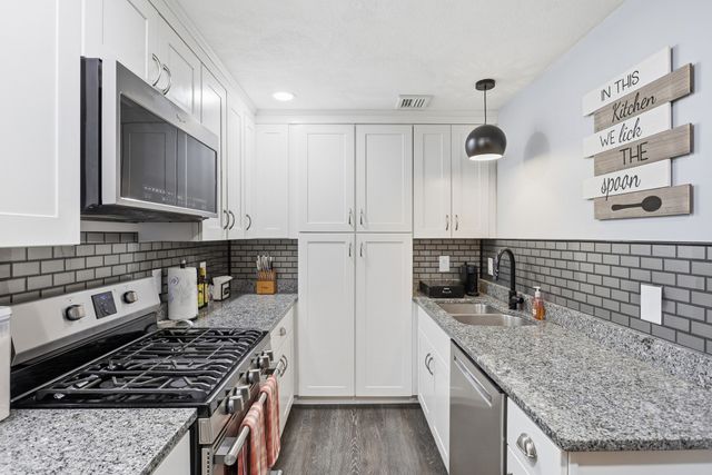 10 Village Ln 15, Tyngsborough, MA 01879