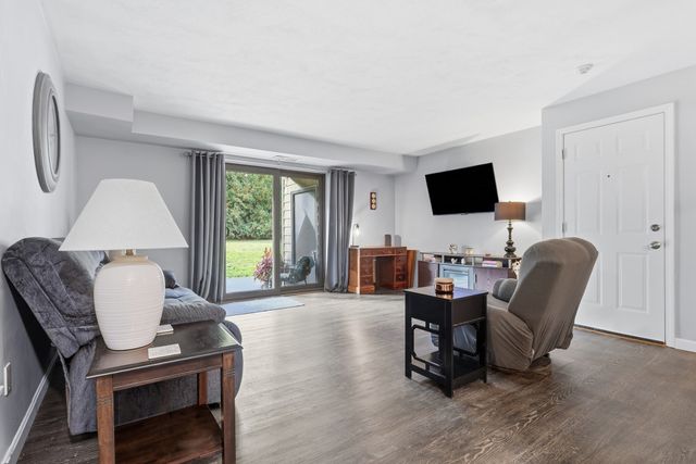 10 Village Ln 15, Tyngsborough, MA 01879