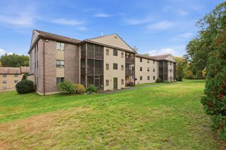 10 Village Ln 15, Tyngsborough, MA 01879