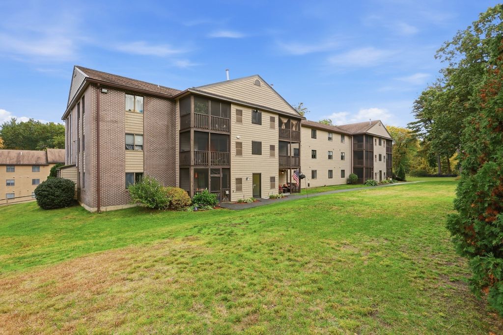 10 Village Ln 15, Tyngsborough, MA 01879