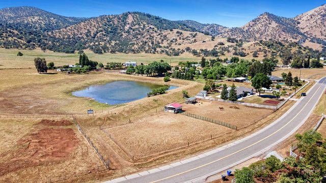 5741 Elwood Road, Sanger, CA 93657