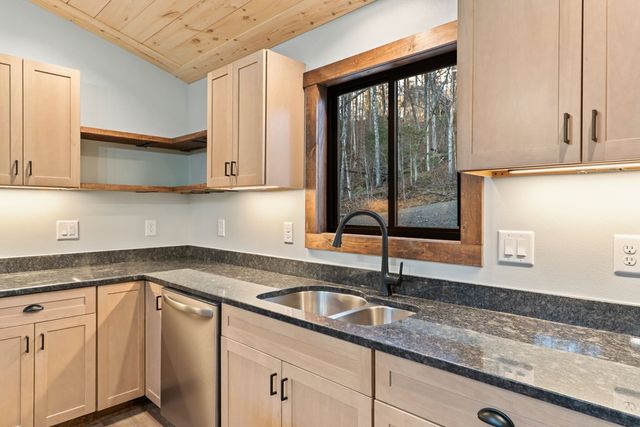 307 Ross Road, Mineral Bluff, GA 30559