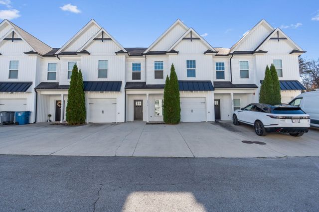 8438 Brookmoor Lane, Ooltewah, TN 37363