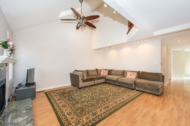 8 Amara Ct, Old Bridge Twp., NJ 08857