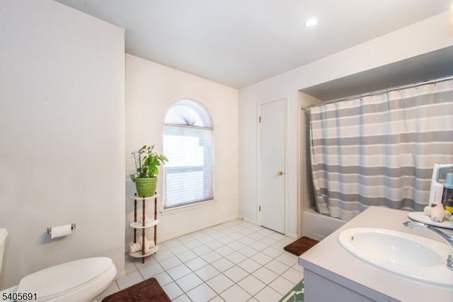 8 Amara Ct, Old Bridge Twp., NJ 08857