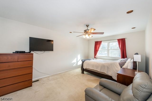 8 Amara Ct, Old Bridge Twp., NJ 08857