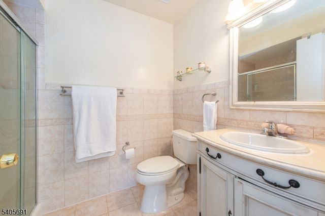 8 Amara Ct, Old Bridge Twp., NJ 08857