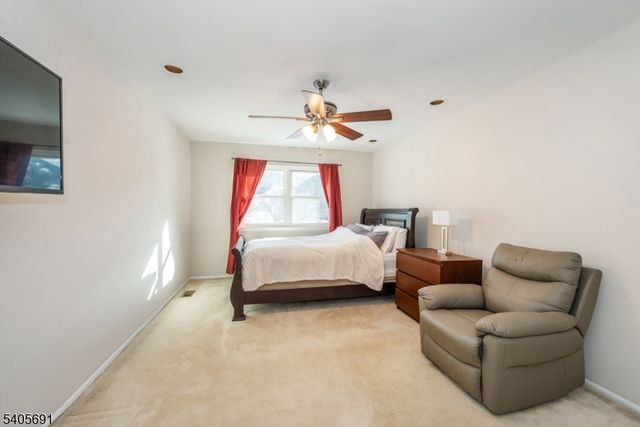 8 Amara Ct, Old Bridge Twp., NJ 08857