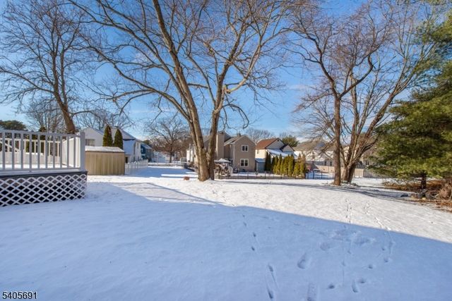 8 Amara Ct, Old Bridge Twp., NJ 08857