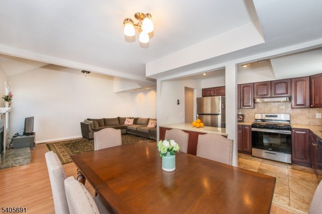 8 Amara Ct, Old Bridge Twp., NJ 08857