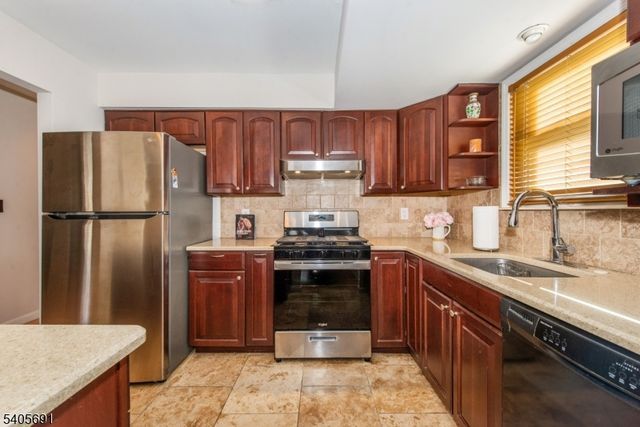 8 Amara Ct, Old Bridge Twp., NJ 08857