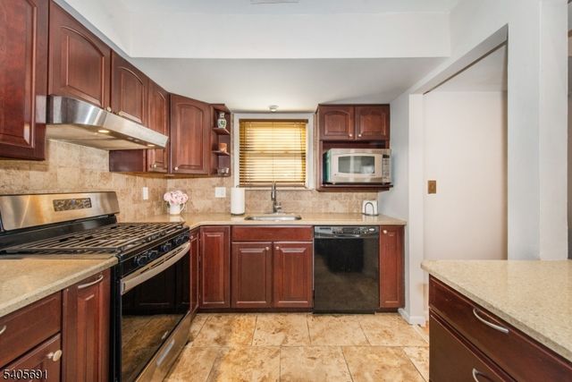 8 Amara Ct, Old Bridge Twp., NJ 08857