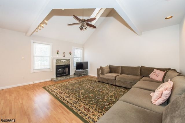 8 Amara Ct, Old Bridge Twp., NJ 08857