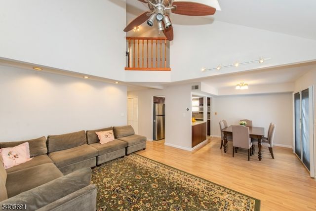 8 Amara Ct, Old Bridge Twp., NJ 08857