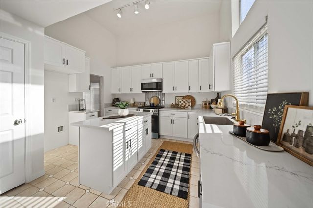 1936 Ivory, Palmdale, CA 93550