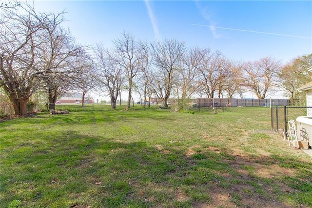209 E 17th Street, Holden, MO 64040