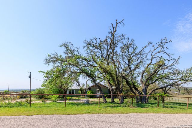 453 Reeves Ln, Harper, TX 78631