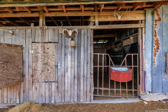 453 Reeves Ln, Harper, TX 78631