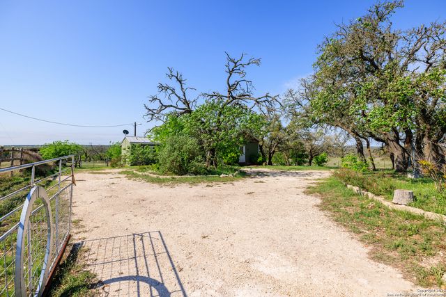 453 Reeves Ln, Harper, TX 78631