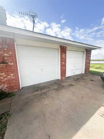 26032 E 1780 Rd, Walters, OK 73572