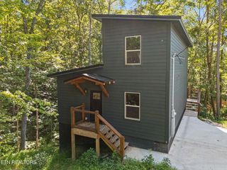 733 Country Oaks Lane, Lafollette, TN 37766