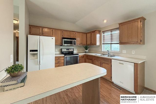 1138 Devon Drive, Papillion, NE 68046