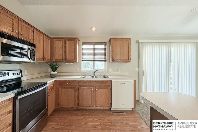 1138 Devon Drive, Papillion, NE 68046